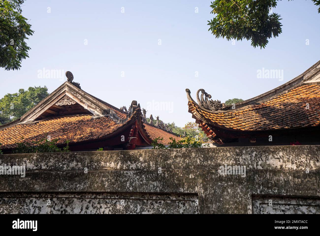 Hanoi, Vietnam, Januar 2023. Die alten traditionellen Dächer des Literaturtempels Stockfoto