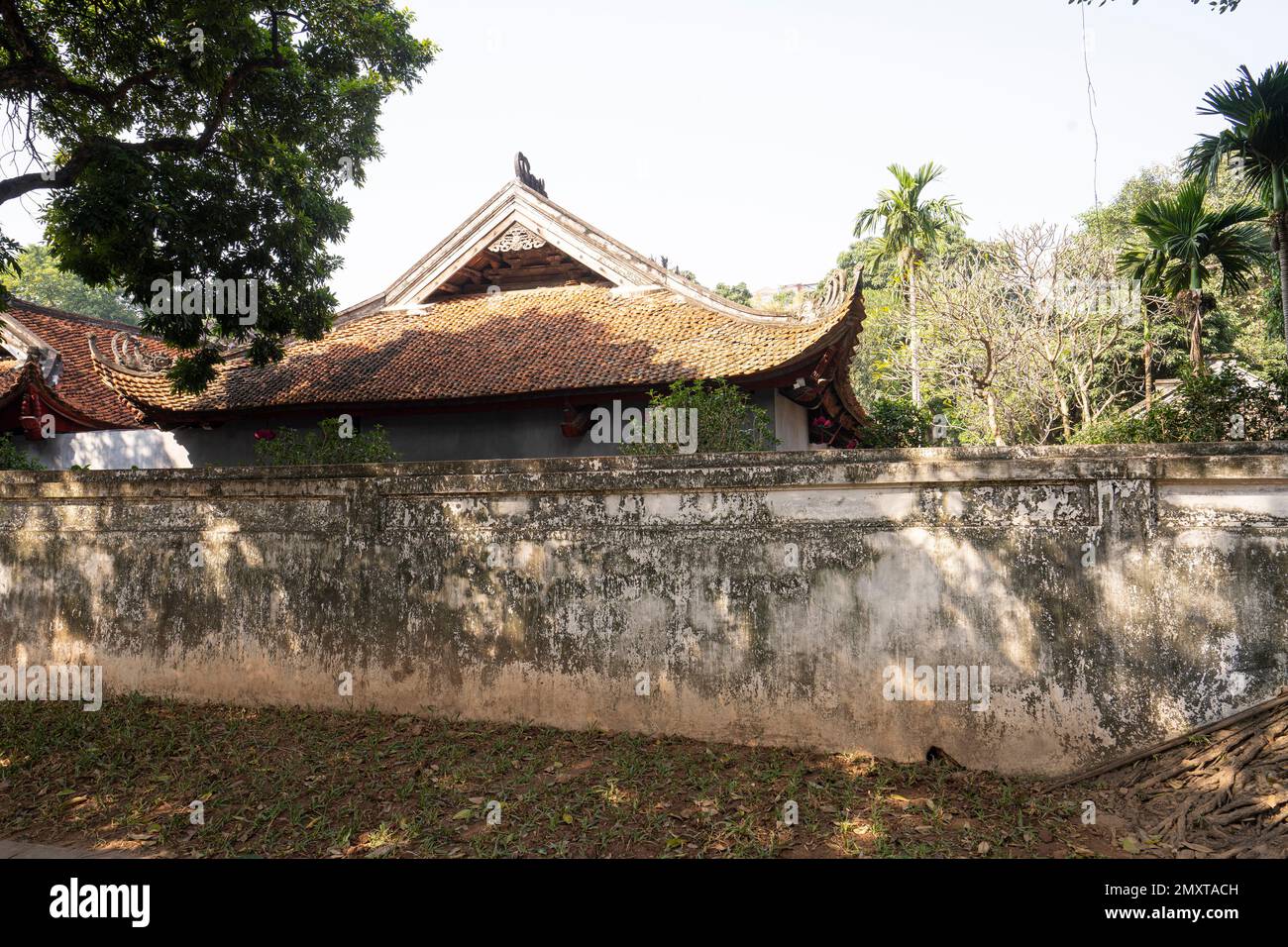 Hanoi, Vietnam, Januar 2023. Die alten traditionellen Dächer des Literaturtempels Stockfoto