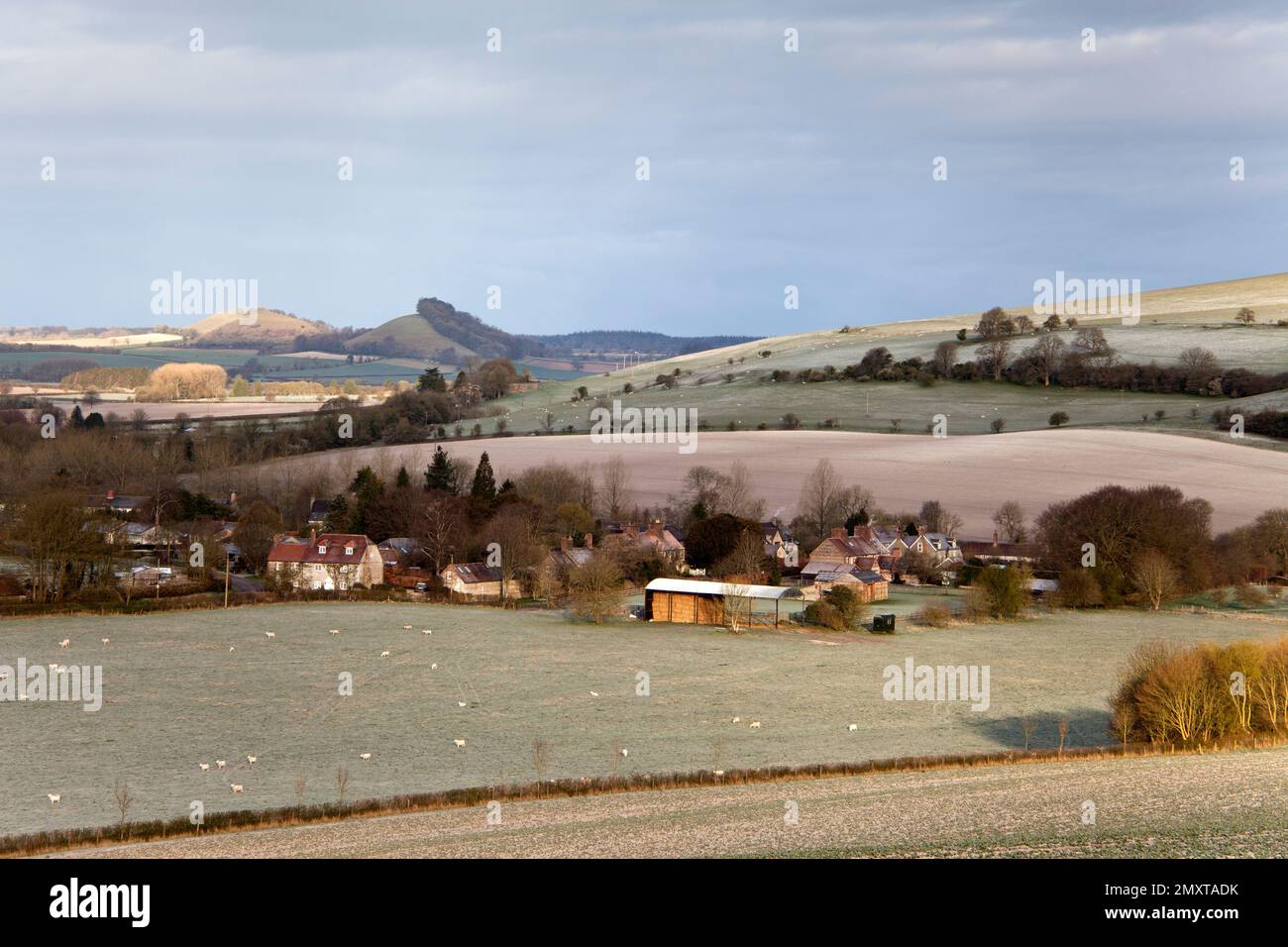 Blick auf das Dorf Monkton Deverill und die umliegende Landschaft von Wiltshire in der Nähe von Warminster. Stockfoto