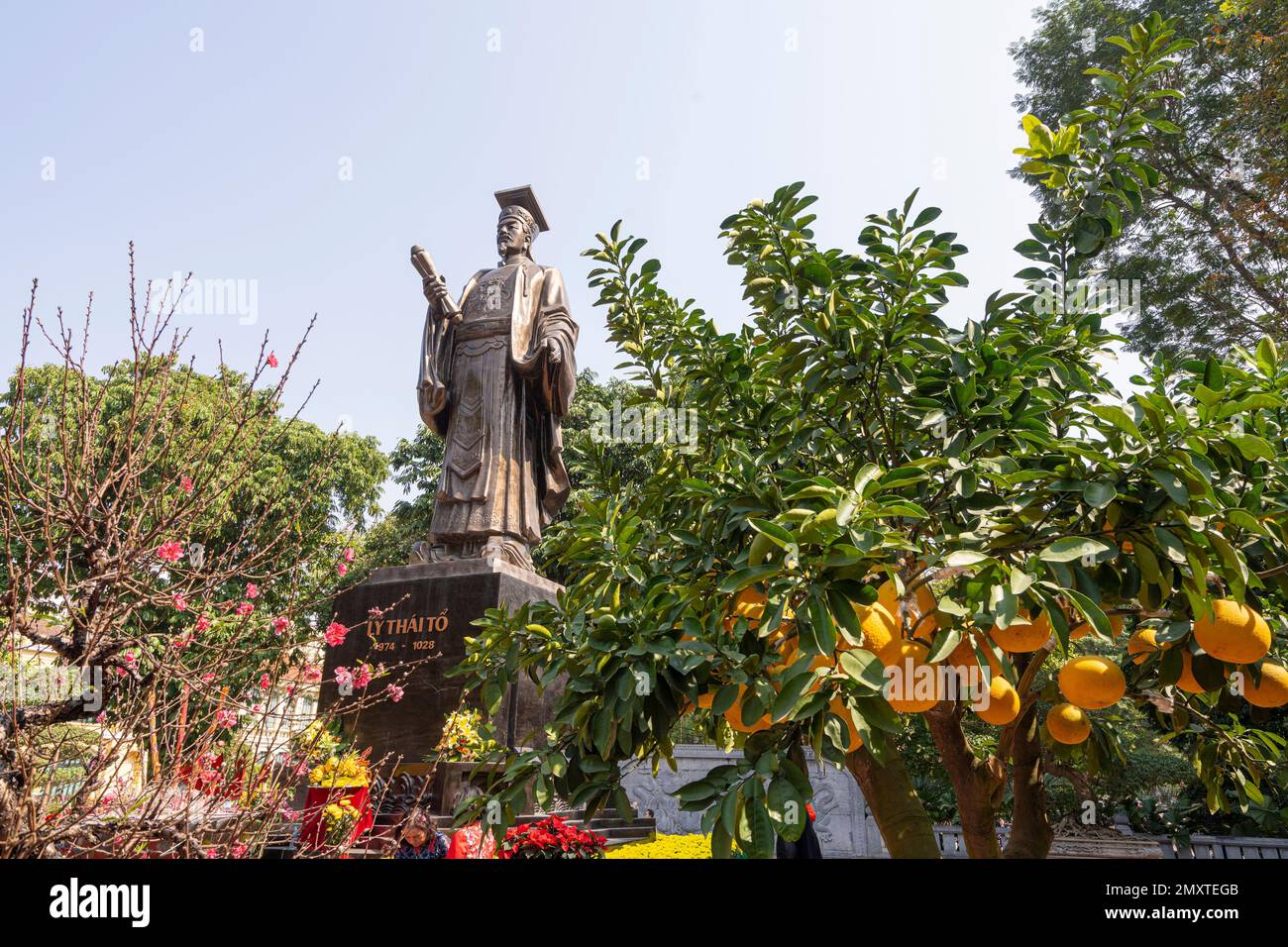 Hanoi, Vietnam, Januar 2023. Bronzestatue von König Ly Thai zu Ehren der Befreiung, Kultur und Geschichte in einem Park im Stadtzentrum Stockfoto