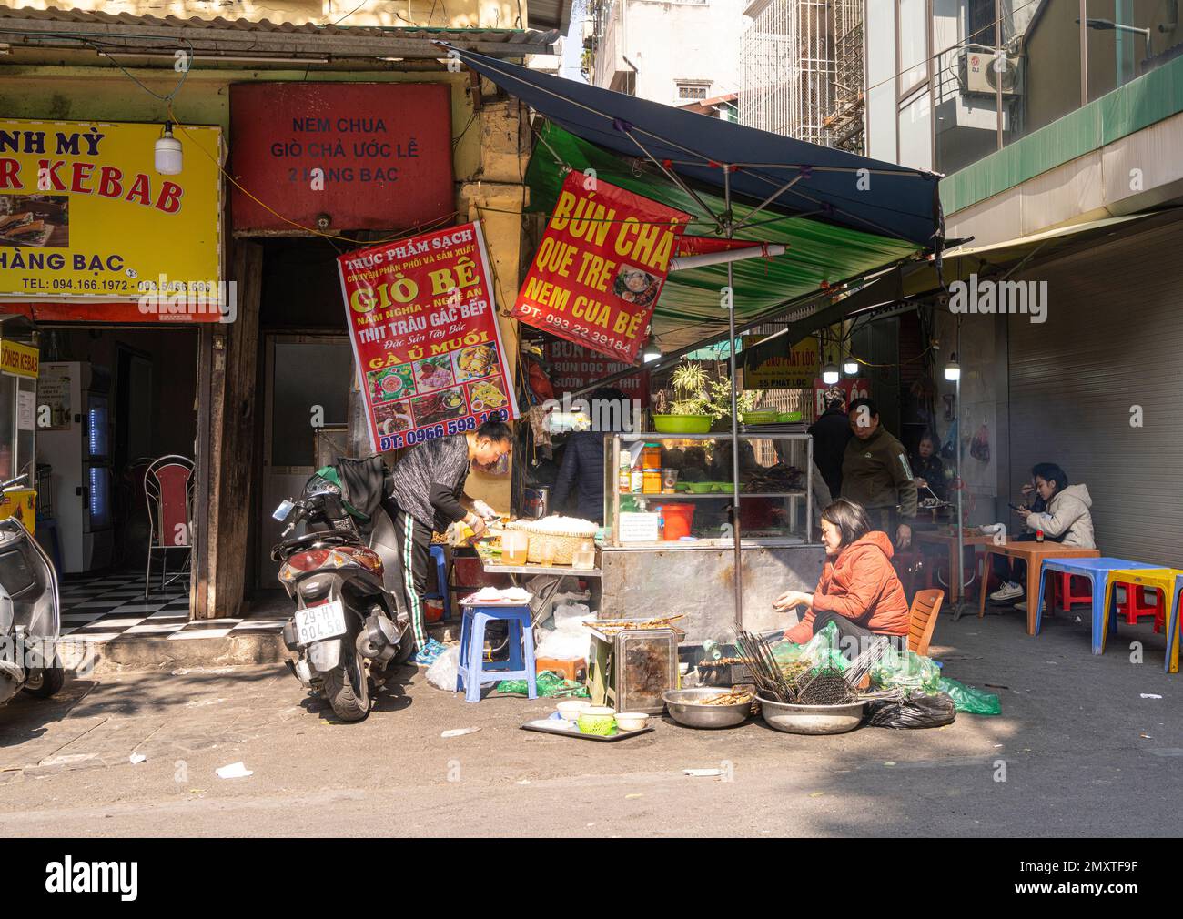 Hanoi, Vietnam, Januar 2023. Der Verkauf von Street Food in einer Straße in der Innenstadt Stockfoto