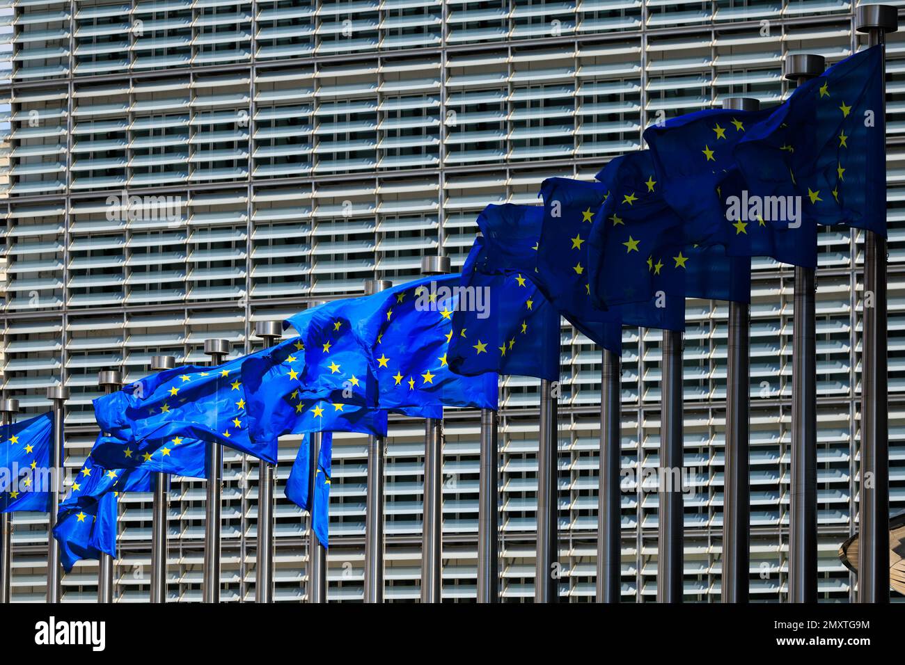 Europäische Flaggen vor dem Berlaymont-Gebäude, dem Sitz der Europäischen Kommission Stockfoto