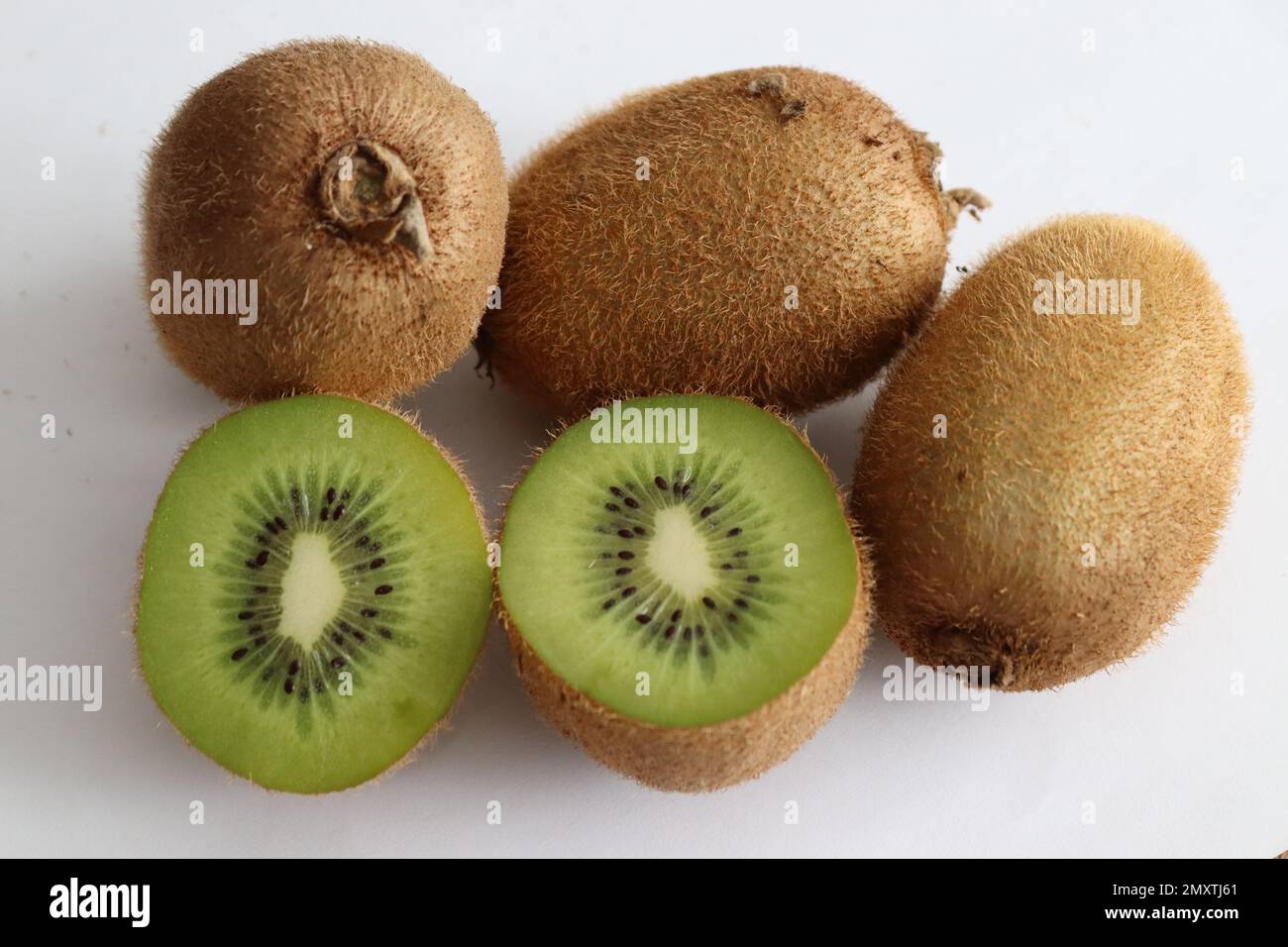 Kiwis auf weißem Hintergrund. Ideenfoto gesunder Lebensstil. Vitaminversorgung. Auch bekannt als Actinidia deliciosa. Stockfoto