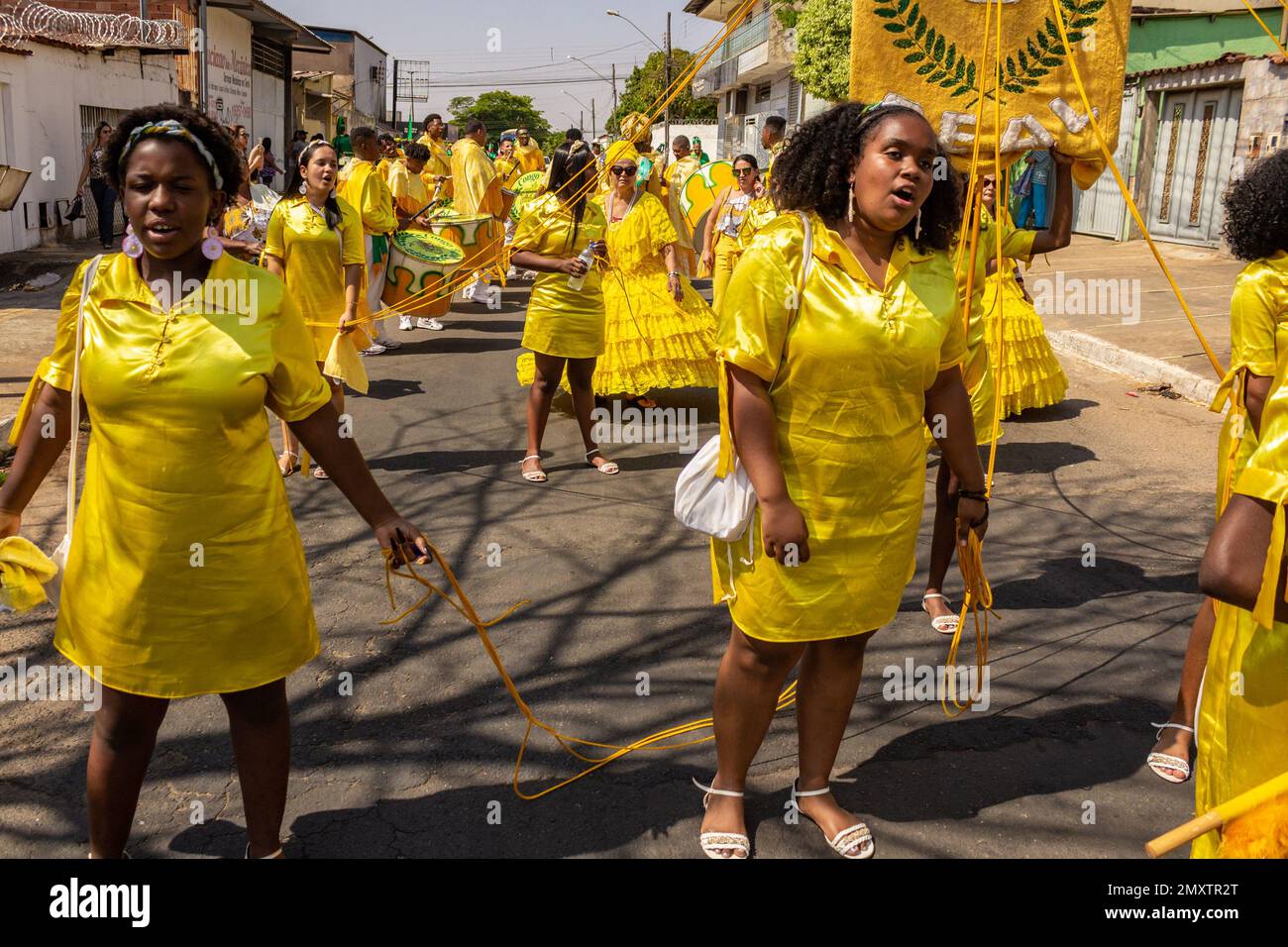 Goiânia, Goias, Brasilien – 11. September 2022: Gruppe von Mädchen, die in Gelb tanzen, während der Congadas de Goiânia, einer afro-brasilianischen Kultur. Stockfoto