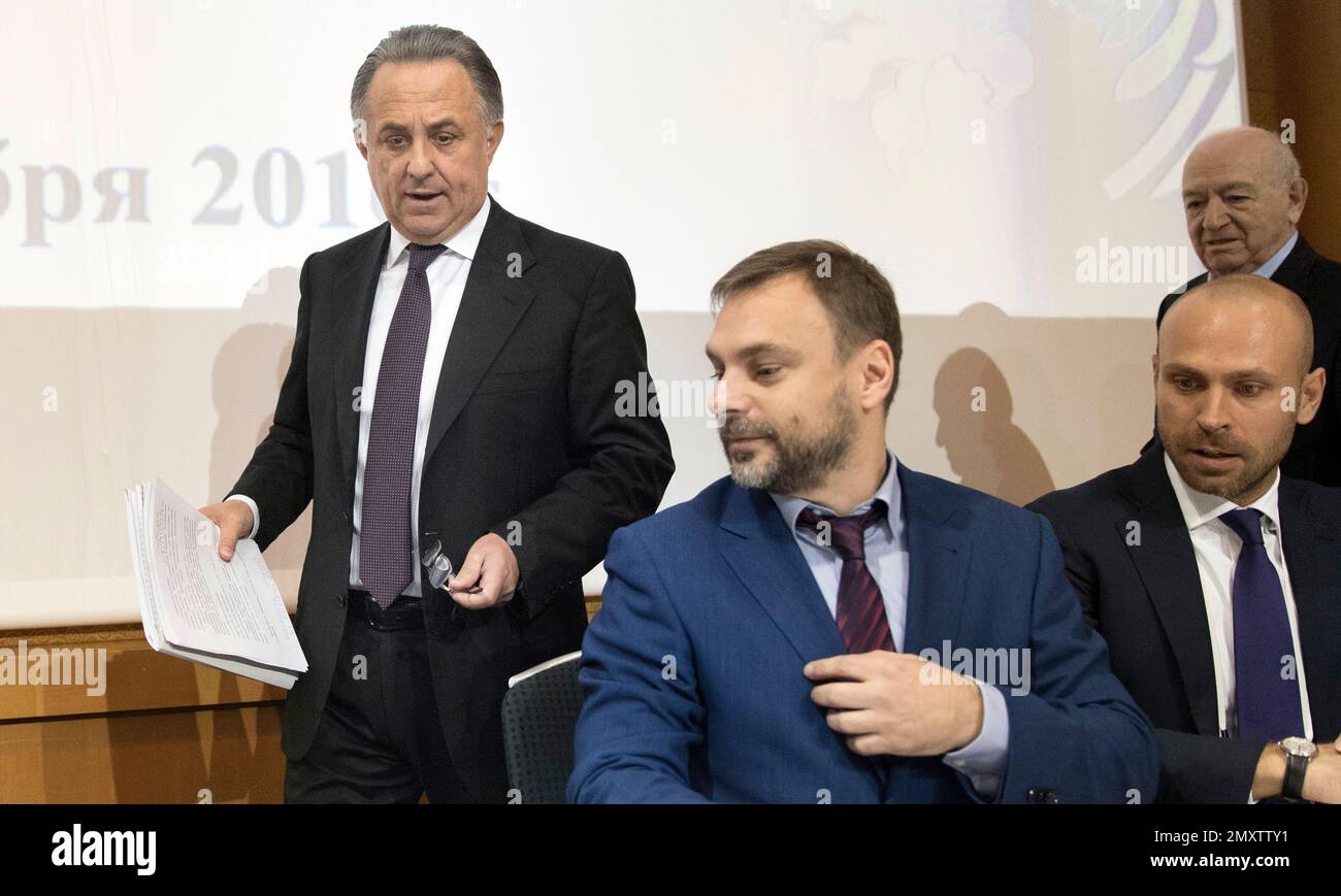 Russian Sports Minister and President of Russian Soccer Union Vitaly Murko, left, arrives for the General Assembly of the Russian Soccer Union in Moscow, Russia, Saturday, Sept. 24, 2016. Vitaly Murko was re-elected for the post. (AP Photo/Pavel Golovkin) Stockfoto