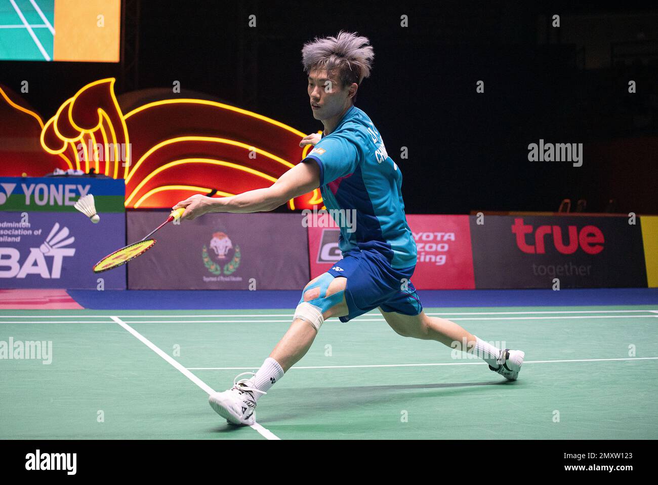 Lin Chun Yi von Chinesisch-Taipeh spielt gegen Shi Yu Qi von China während  des Halbfinalspiels der Badminton Men in der Prinzessin Sirivannanari  Thailand Masters 2023 im Nimibutr Stadium. Lin Chun Yi gewann