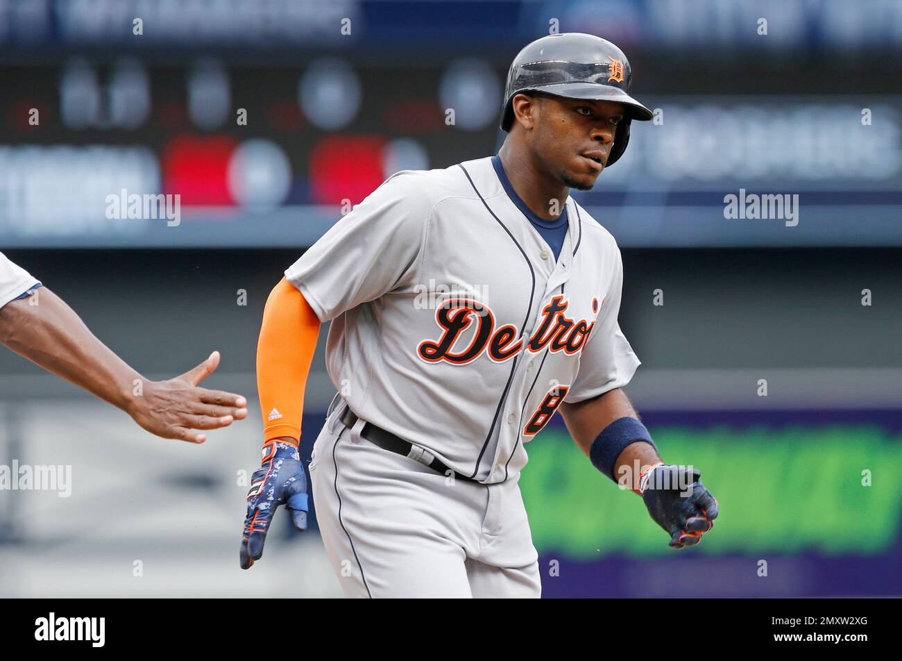 Detroit Tigers' Justin Upton rounds the bases after hitting a solo home run off Minnesota Twins pitcher Alex Wimmers during the seventh inning in the first game of a baseball doubleheader Thursday, Sept. 22, 2016, in Minneapolis. (AP Photo/Jim Mone) Stockfoto