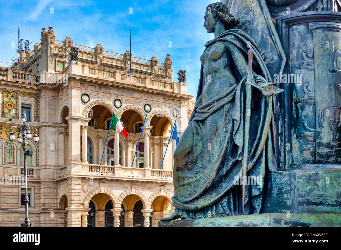 Statue vor dem Palazzo della Luogotenenza austriaca, Triest, Italien Stockfoto