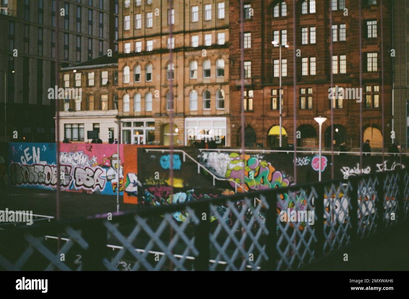 Graffiti neben dem Fluss Clyde aus Sicht der South Portland Street Suspension Bridge, Glasgow, Schottland Stockfoto