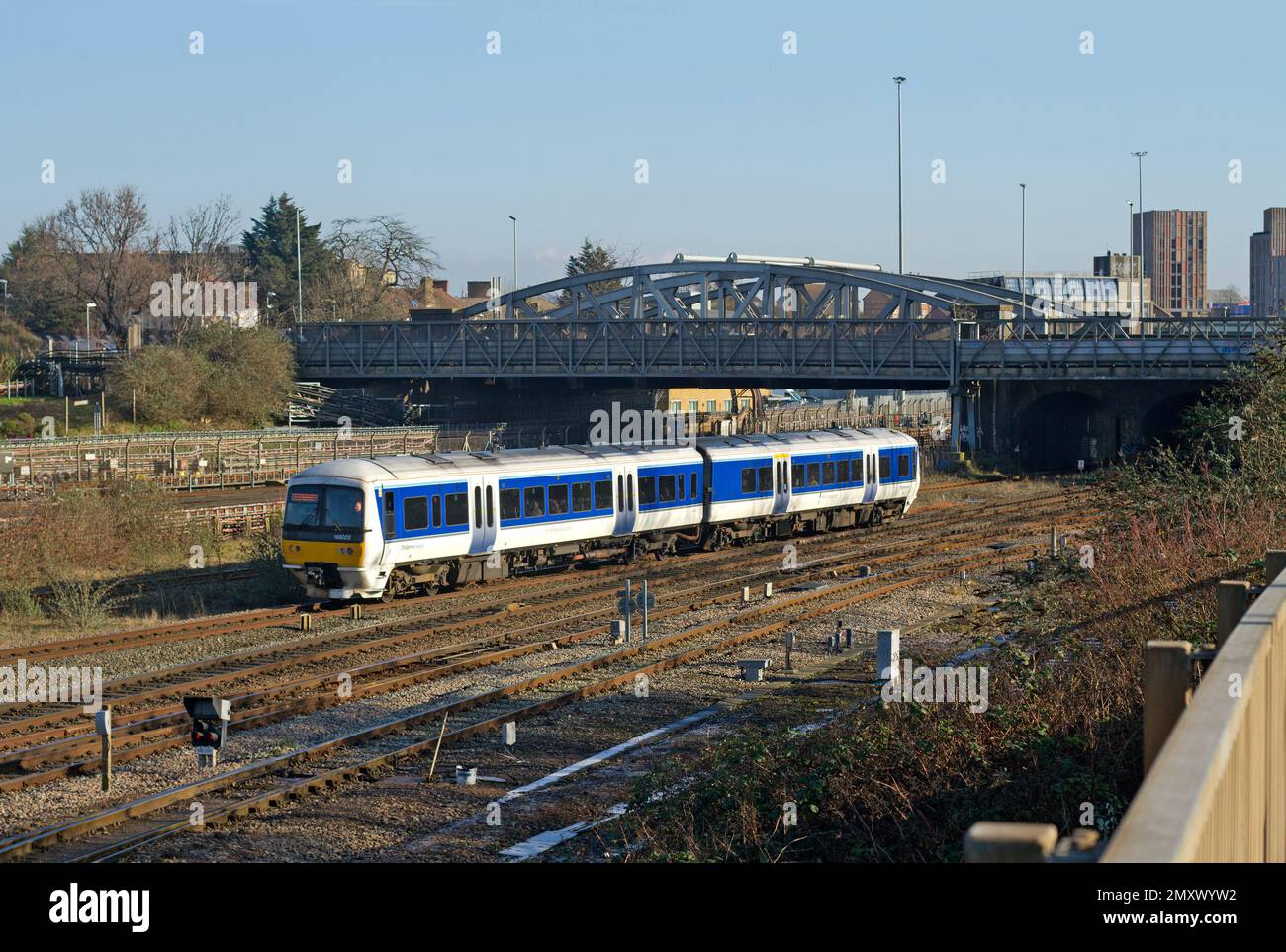 Ein Dieselmotor der Klasse 165 mit der Nummer 165022, der am 21. Januar 2023 an der Kreuzung Neasden im Rahmen der Chiltern Railways eingesetzt wird. Stockfoto