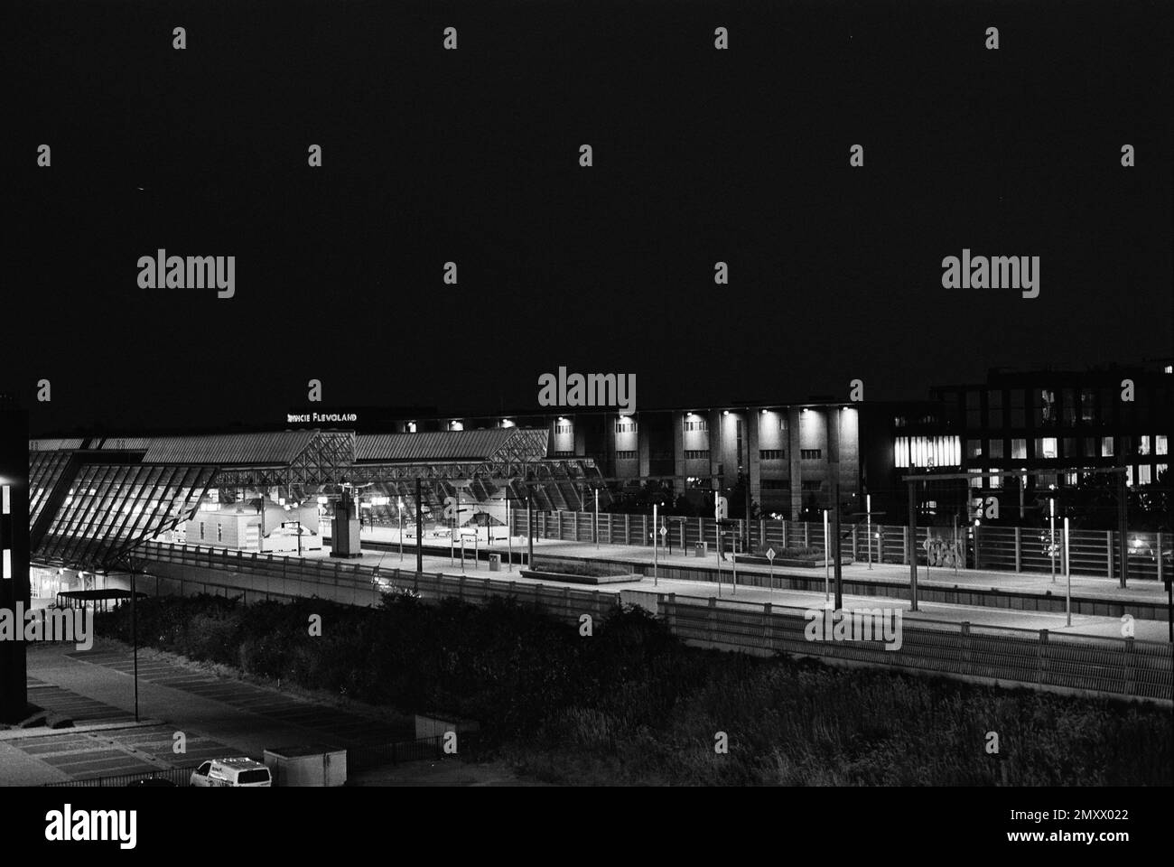 Bahnhof Lelystad Centrum Nederlandse Spoorwegen, NS, Dutch Railways, at Night, Lelystad, Niederlande Stockfoto