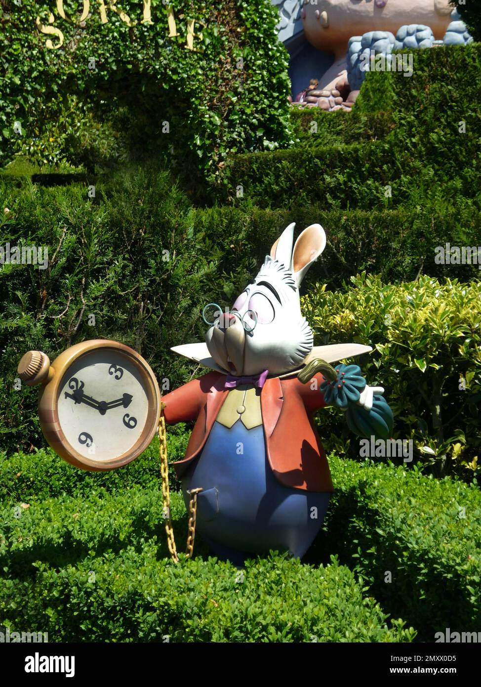 Weißer Hase aus dem Disney-Film Alice im Wunderland mit seiner Uhr. Es ist schon spät. Verschwenden Sie keine Zeit. Lewis-Carrol-Buchfigur. Euro Disney Stockfoto