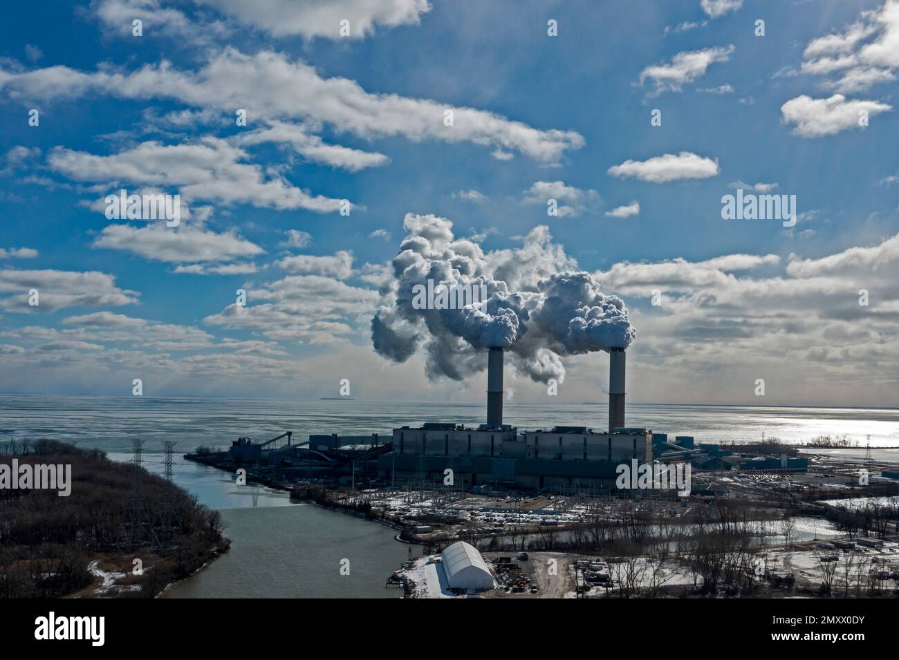 Monroe, Michigan – DTE's Energy's Monroe Power Plant am Ufer des Eriesees. Das Kohlekraftwerk ist der zweitgrößte Emittent von Treibhausgasen Stockfoto