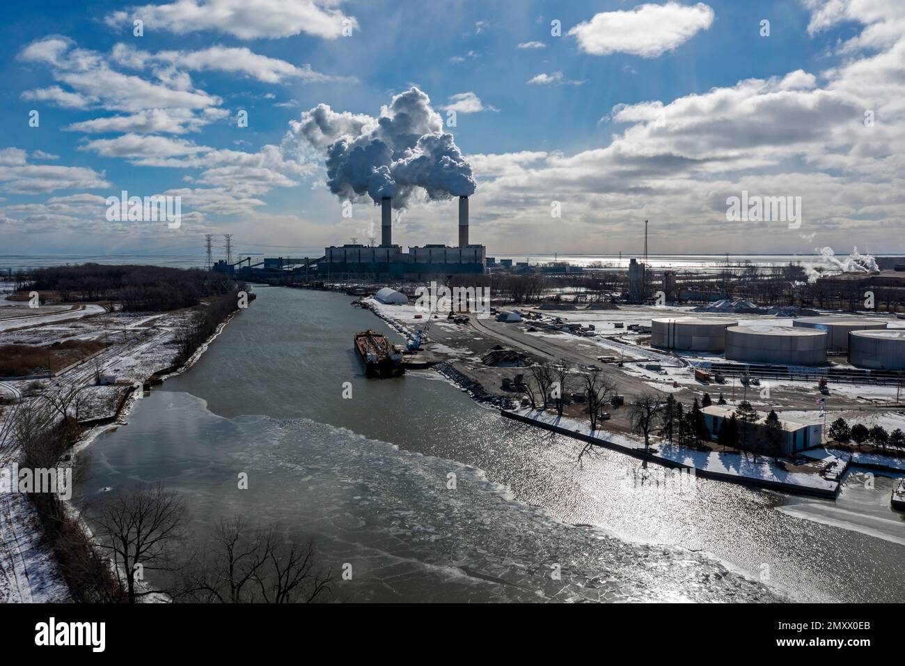 Monroe, Michigan – DTE's Energy's Monroe Power Plant am Ufer des Eriesees. Das Kohlekraftwerk ist der zweitgrößte Emittent von Treibhausgasen Stockfoto