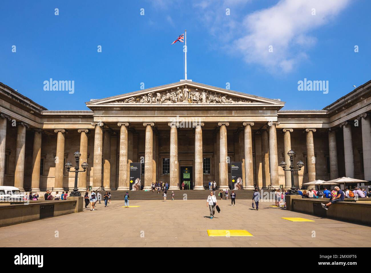 28. Juni 2018: Haupteingang des British Museum, ein öffentliches Museum, das sich der Geschichte, Kunst und Kultur der Menschheit widmet, befindet sich in London, Großbritannien. Es war Establis Stockfoto