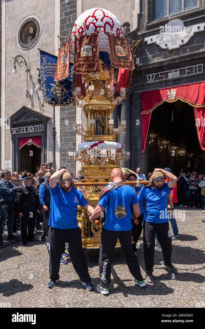 Die Festa di Sant'Alfio findet Anfang Mai in der sizilianischen Stadt Trecastagni in der Nähe von Catania statt. Die riesigen „Kerzenleuchter“ werden durch die steilen Straßen getragen, begleitet von einer Band, um dem Märtyrertum von St. Alfio und seinen Brüdern Filadelfo und Cirino zu gedenken Stockfoto