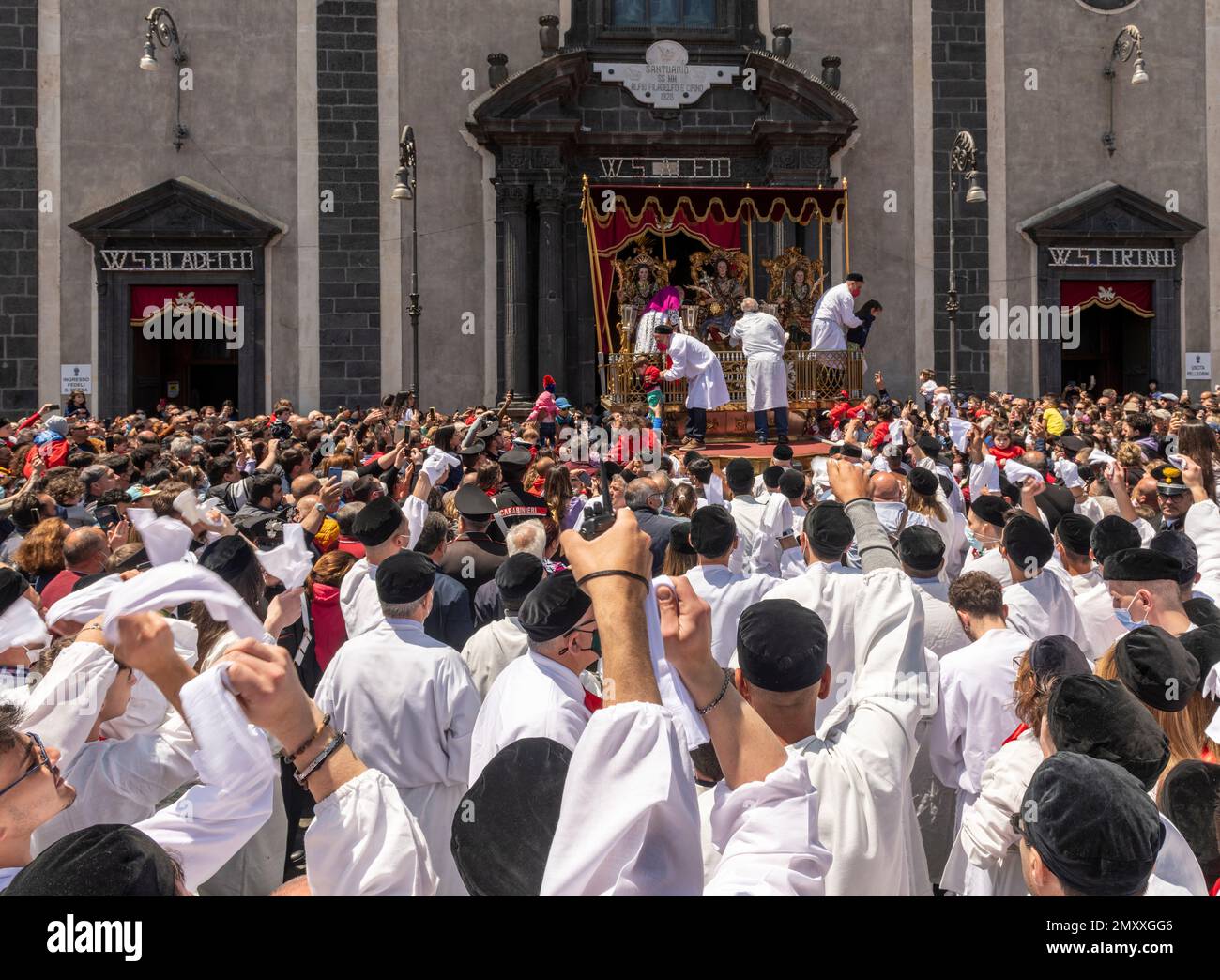 Die Festa di Sant'Alfio findet Anfang Mai in der sizilianischen Stadt Trecastagni in der Nähe von Catania statt. Die Kinder werden dem Priester ausgehändigt, um gesegnet zu werden und die Bilder der drei Schutzheiligen zu küssen, der martyrierten römischen Brüder Alfio, Filadelfo und Cirino Stockfoto