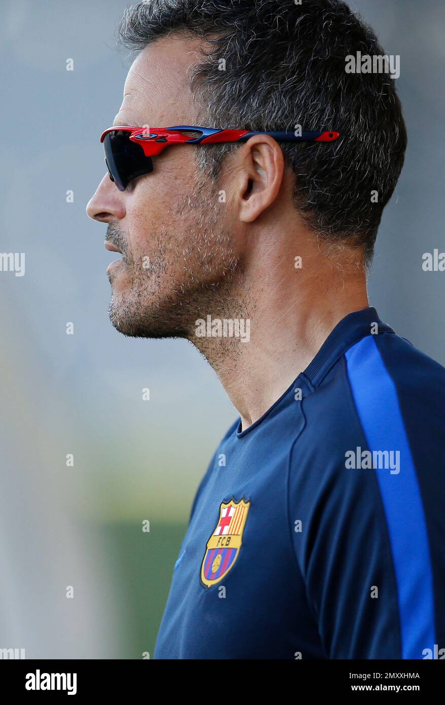 FC Barcelona's coach Luis Enrique attends a training session at the Sports Center FC Barcelona Joan Gamper in Sant Joan Despi, Spain, Friday, Sept. 16, 2016. (AP Photo/Manu Fernandez) Stockfoto