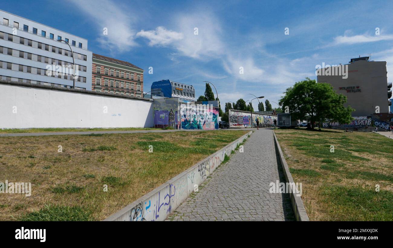 East Side Galerie der Berliner Mauer an einem sonnigen Frühlingstag, bedeckt mit Graffiti Stockfoto