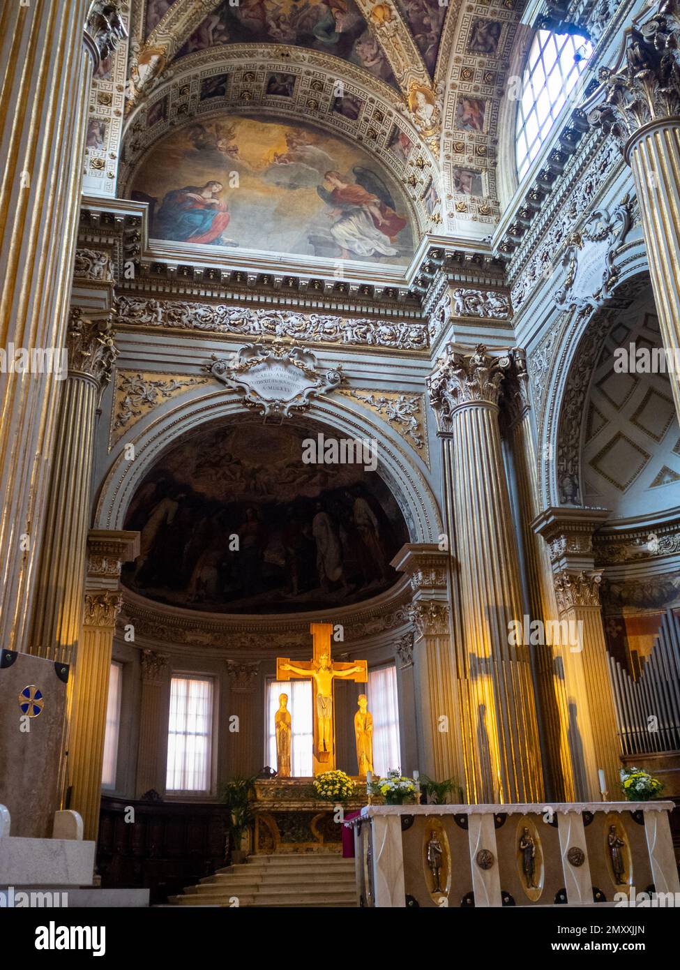 Bologna Kathedrale hoher Altar mit romanischem Zedernkruzifix Stockfoto