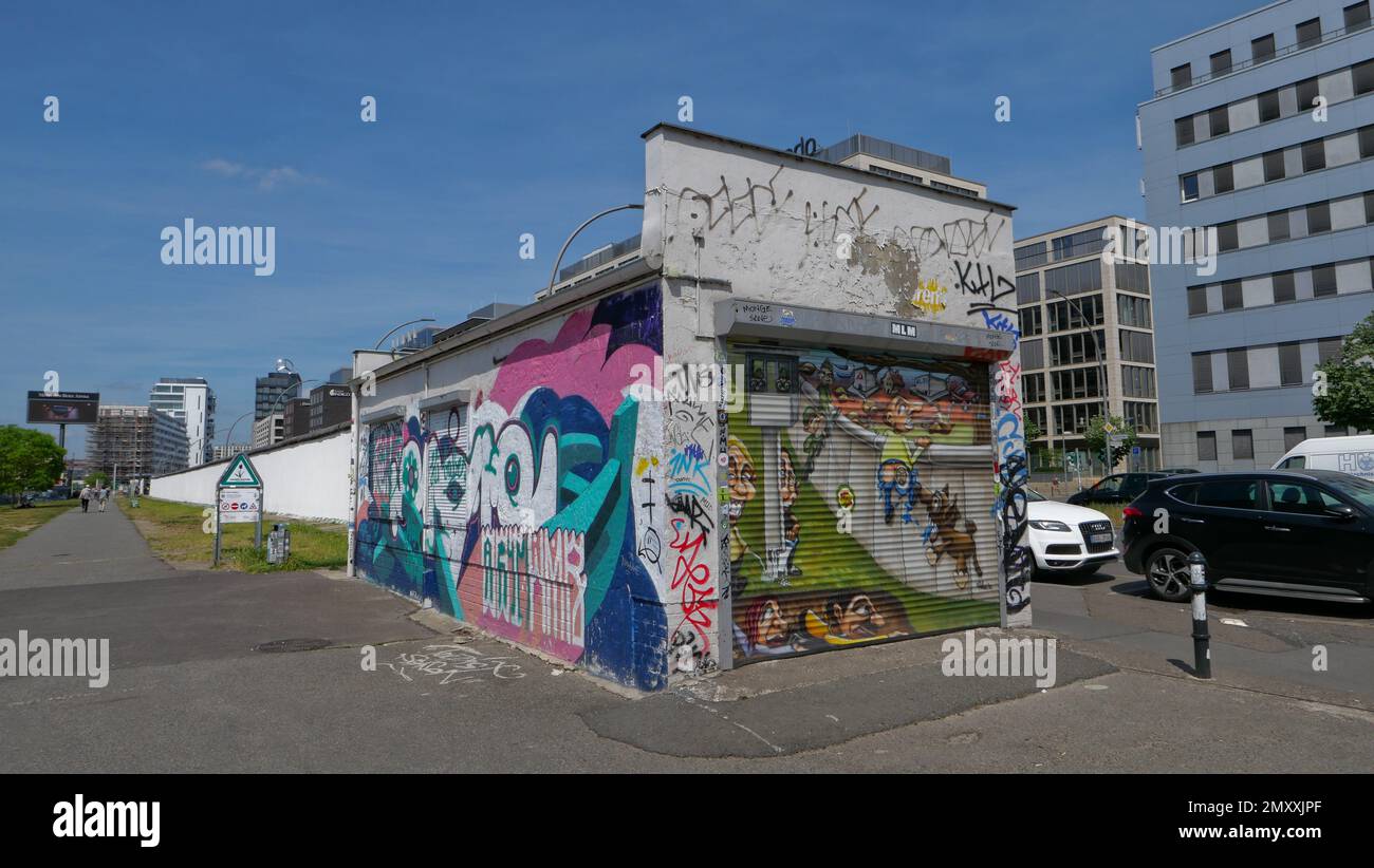 East Side Galerie der Berliner Mauer an einem sonnigen Frühlingstag, bedeckt mit Graffiti Stockfoto