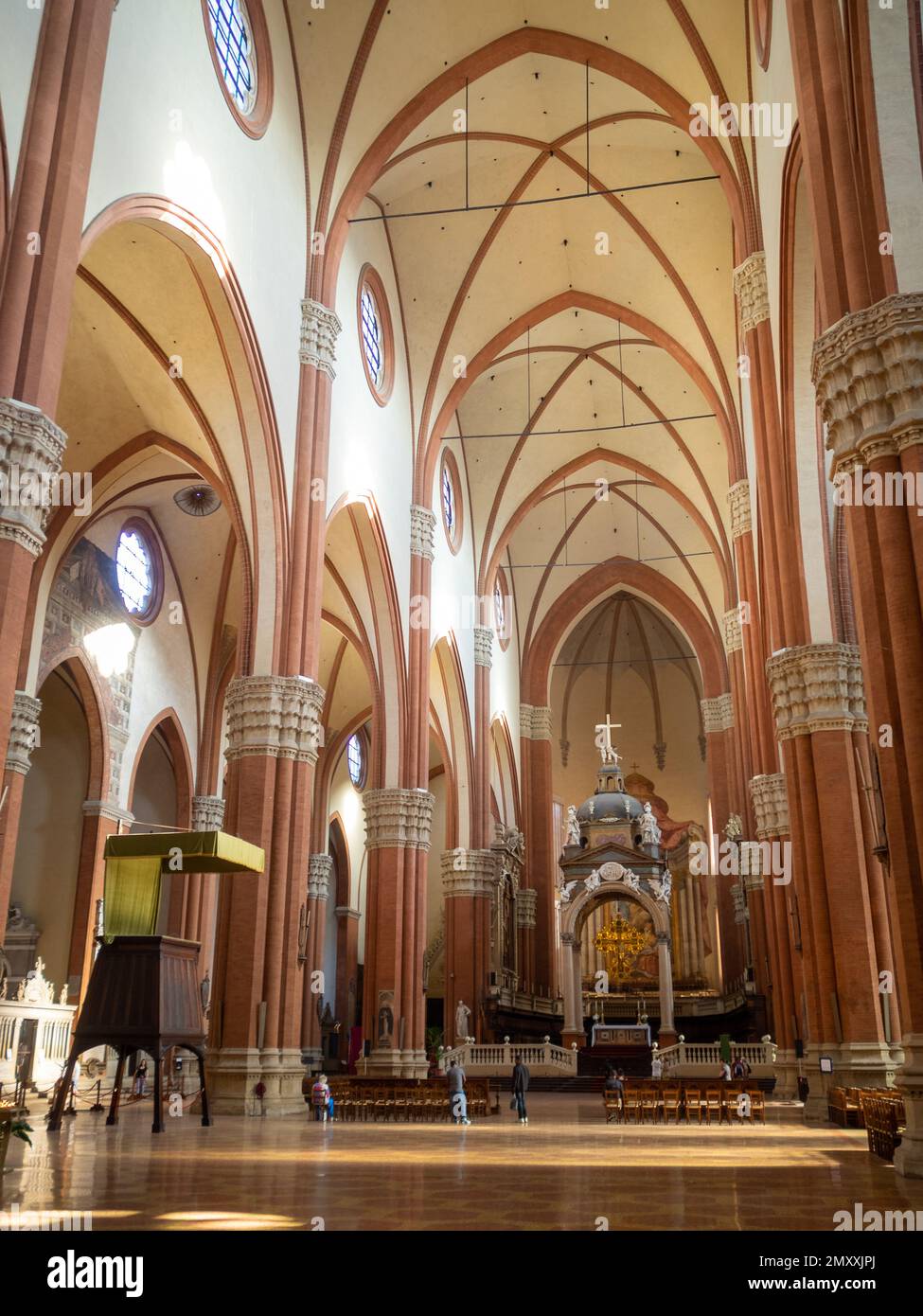 Das Hauptschiff und der Hochaltar von San Petronio, Bologna Stockfoto