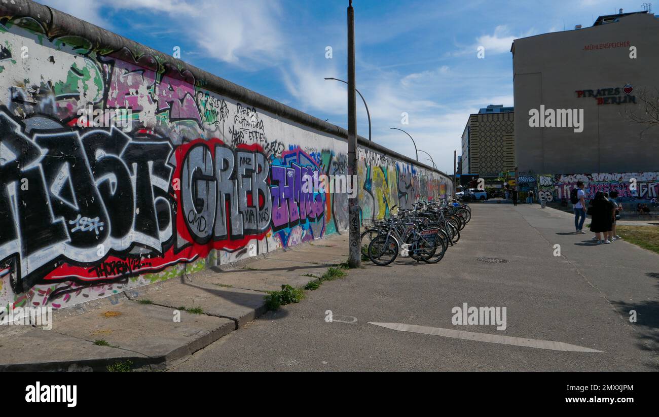 East Side Galerie der Berliner Mauer an einem sonnigen Frühlingstag, bedeckt mit Graffiti Stockfoto