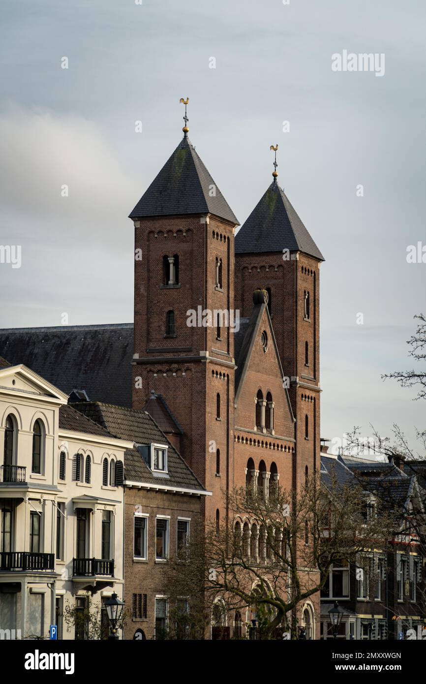 Ein vertikales Bild von St. Gertrudes Kathedrale in Utrecht, Niederlande Stockfoto