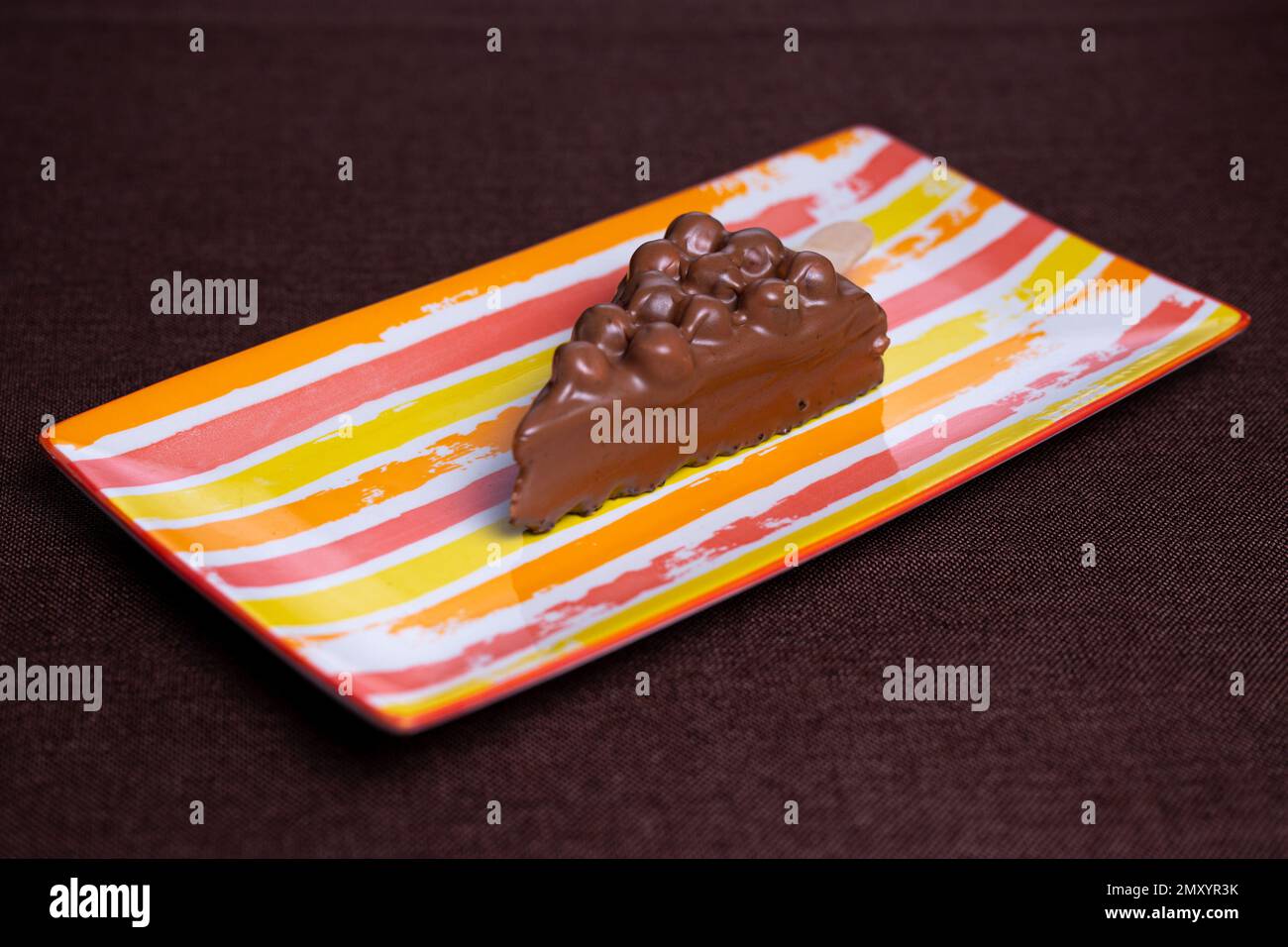 Schokoladendessert mit Nüssen auf einem Teller in Form von Eiscreme. Stockfoto