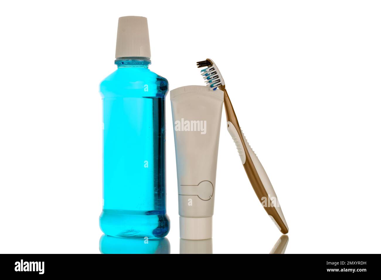 Mundpflegeprodukte, eine Flasche Mundwasser, Zahnpasta und Zahnbürste, Makroisolierung auf weißem Hintergrund. Stockfoto