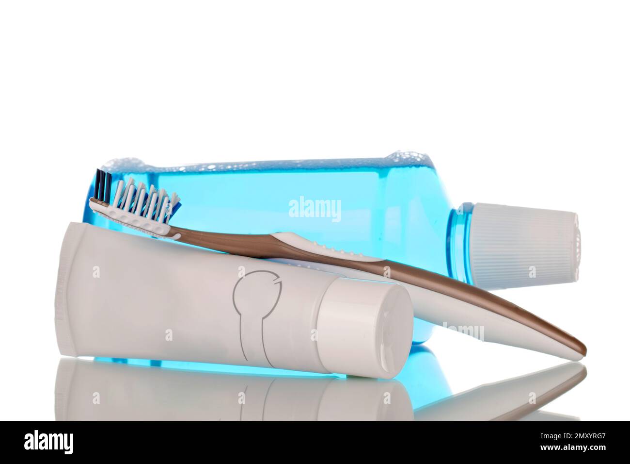 Mundpflegeprodukte, eine Flasche Mundwasser, Zahnpasta und Zahnbürste, Makroisolierung auf weißem Hintergrund. Stockfoto