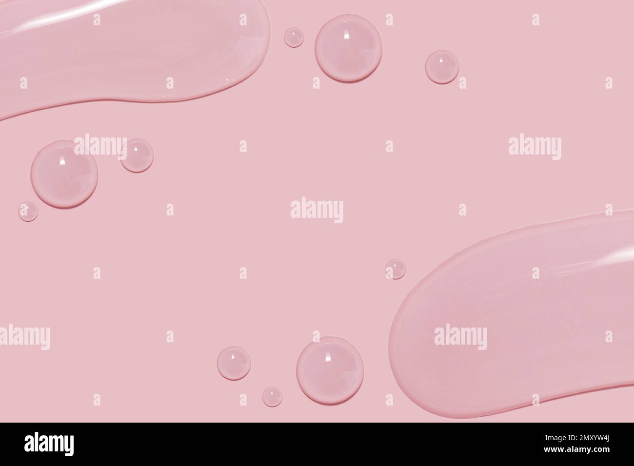 Große Tropfen kosmetisches Serum, Flüssigkeit, Wasser, Gel auf pinkfarbenem Hintergrund Stockfoto