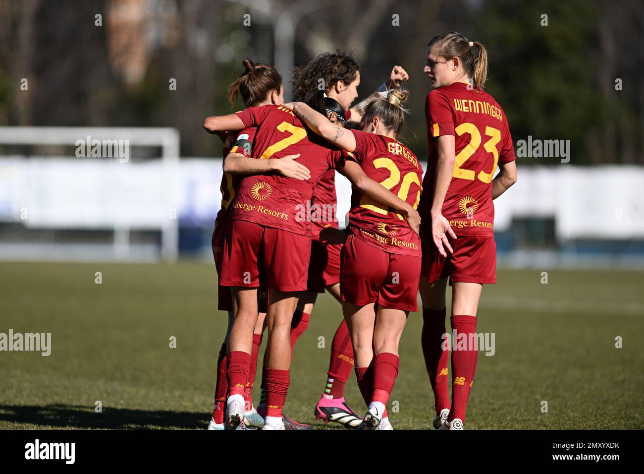 Team Roma Women feiert nach einem Tor während des Fußballspiels der Serie A zwischen Como Women und Roma Women am 4. Februar 2023 im Ferruccio Trabattoni-Stadion in Seregno, Italien. Foto Tiziano Ballabio Kredit: Tiziano Ballabio/Alamy Live News Stockfoto