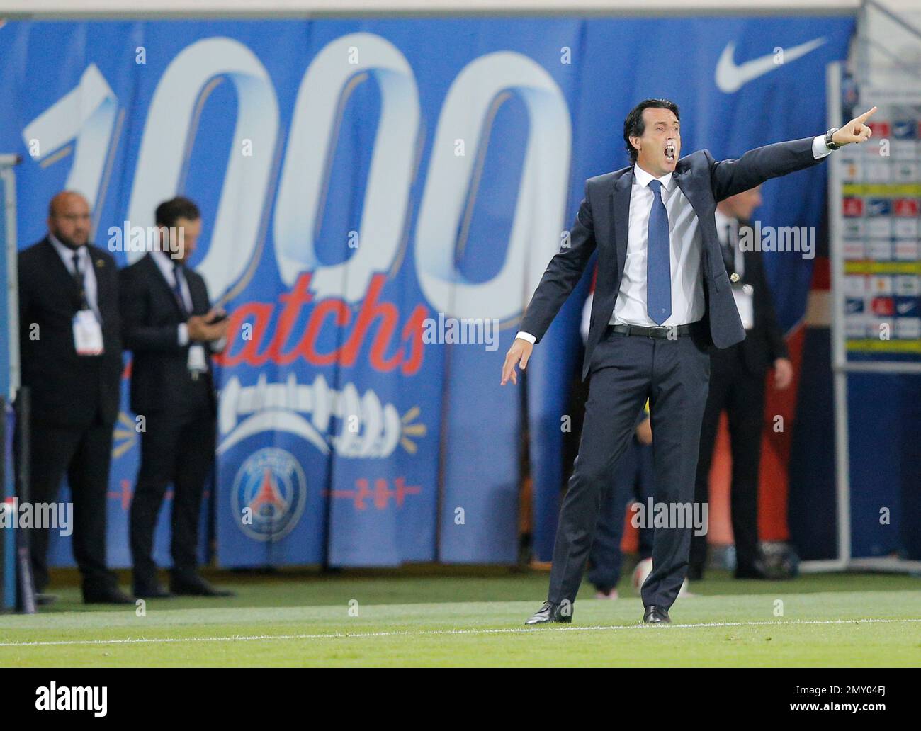 PSG's coach Unai Emery gestures during their French League One soccer match Paris-Saint-Germain against Saint-Etienne at Parc des Princes stadium in Paris, Friday, Sept. 9, 2016. Thousand refers for the thousand match of Paris-Saint-Germain in the background. (AP Photo/Michel Euler) Stockfoto