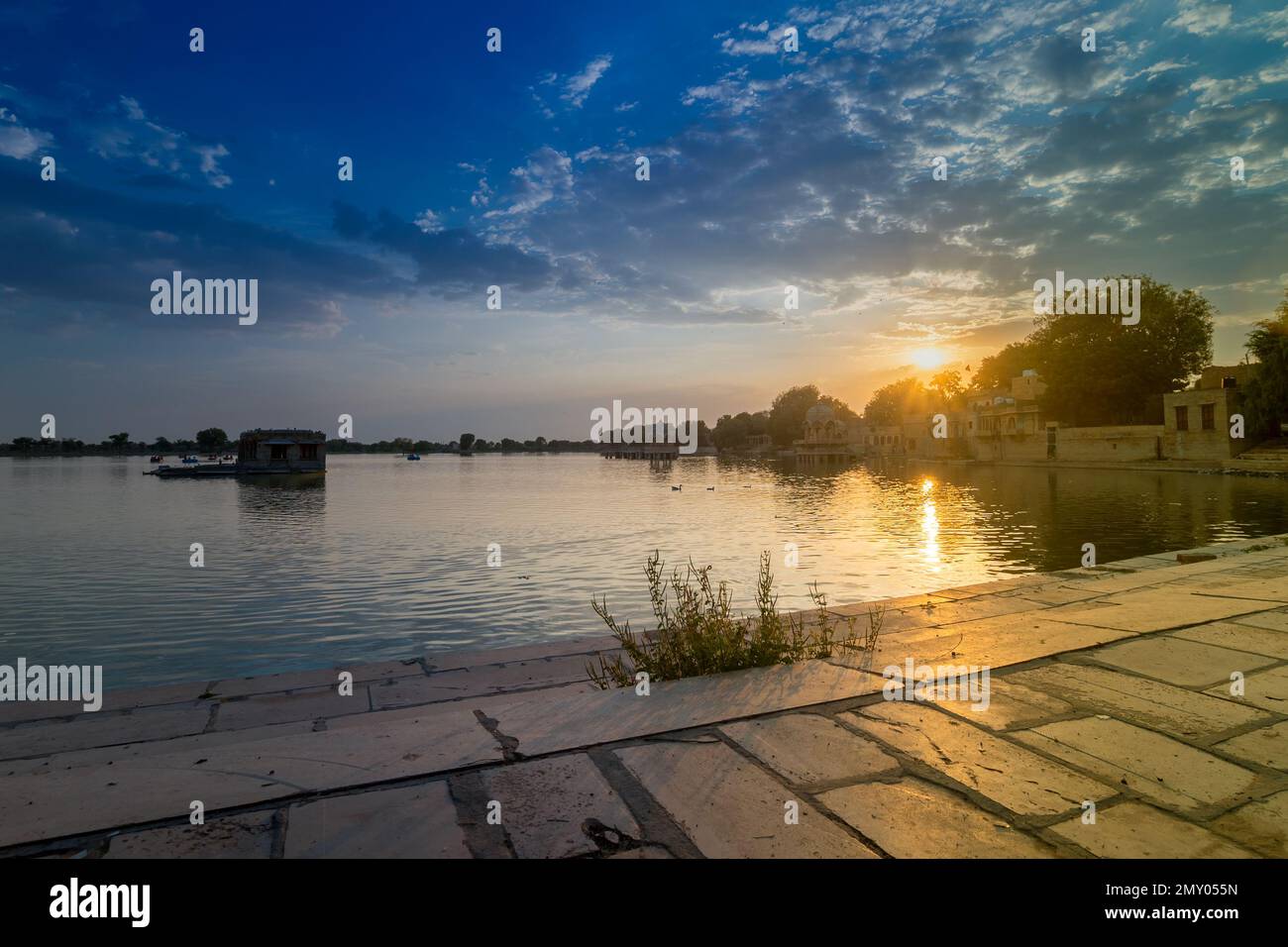 Schöner Sonnenuntergang am Gadisar Lake, Jaisalmer, Rajasthan, Indien. Untergehende Sonne und bunte Wolken am Himmel mit Blick auf den Gadisar See. Stockfoto