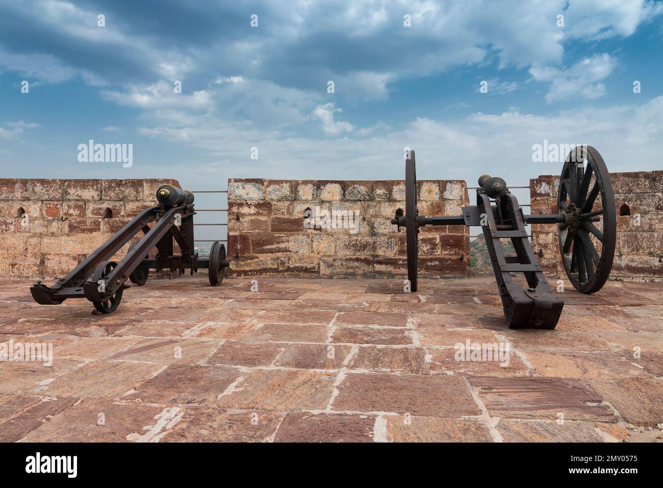 Berühmte Kilkila-Kanonen auf der Spitze des Mehrangarh-Forts. Blick auf die Stadt Jodhpur seit der Antike. Langes Fass, Rajasthan, Indien. Stockfoto