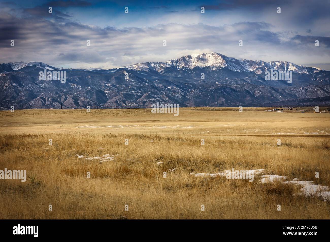 Pikes Peak und die Rocky Mountains aus Sicht von Falcon, Colorado. Stockfoto