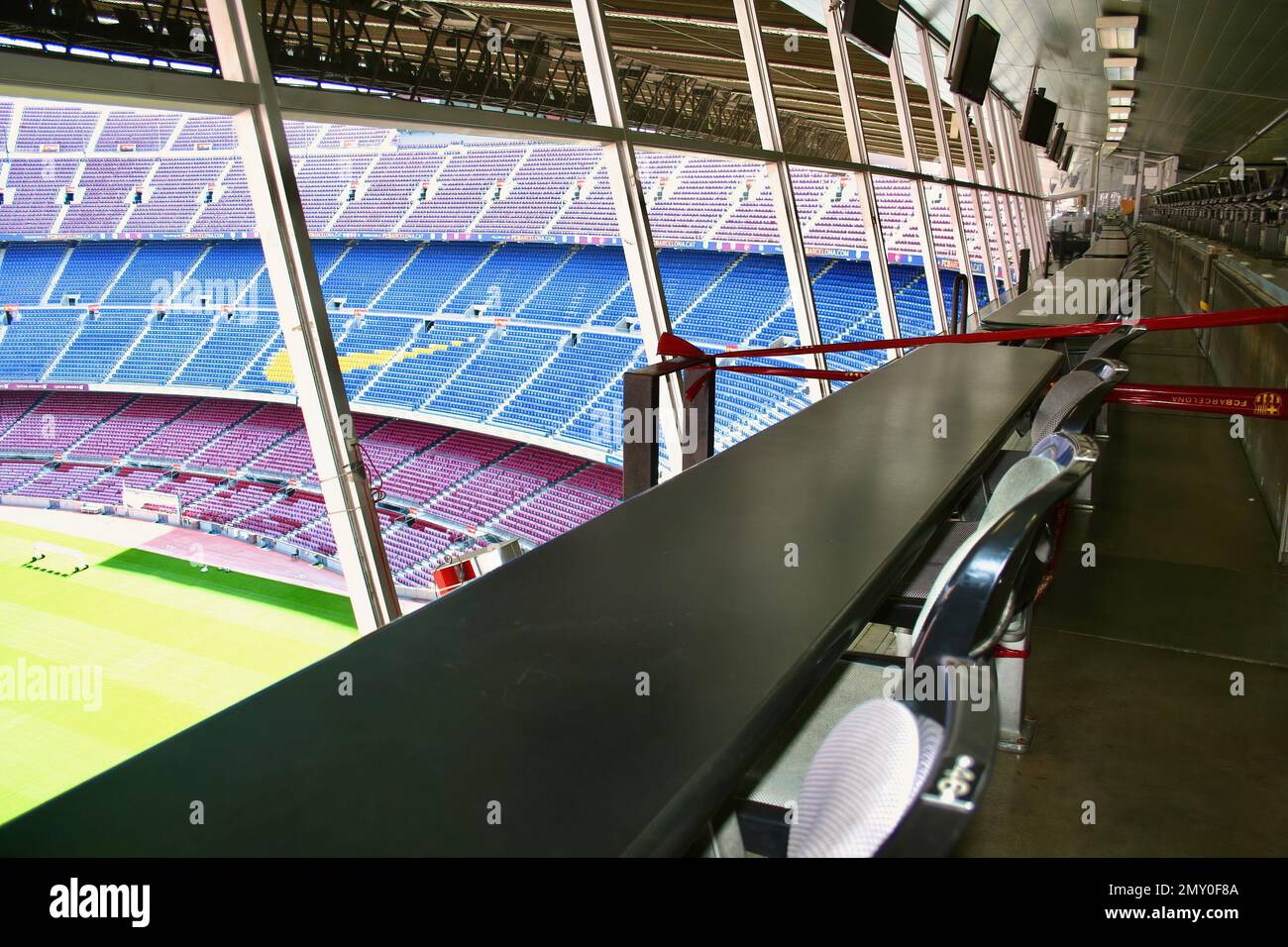 Das Innere des FC Barcelona Camp Nou Stadions ist für Touren mit Medienstühlen und Schreibtischen im Bereich Barcelona Catalonia Spanien zugänglich Stockfoto