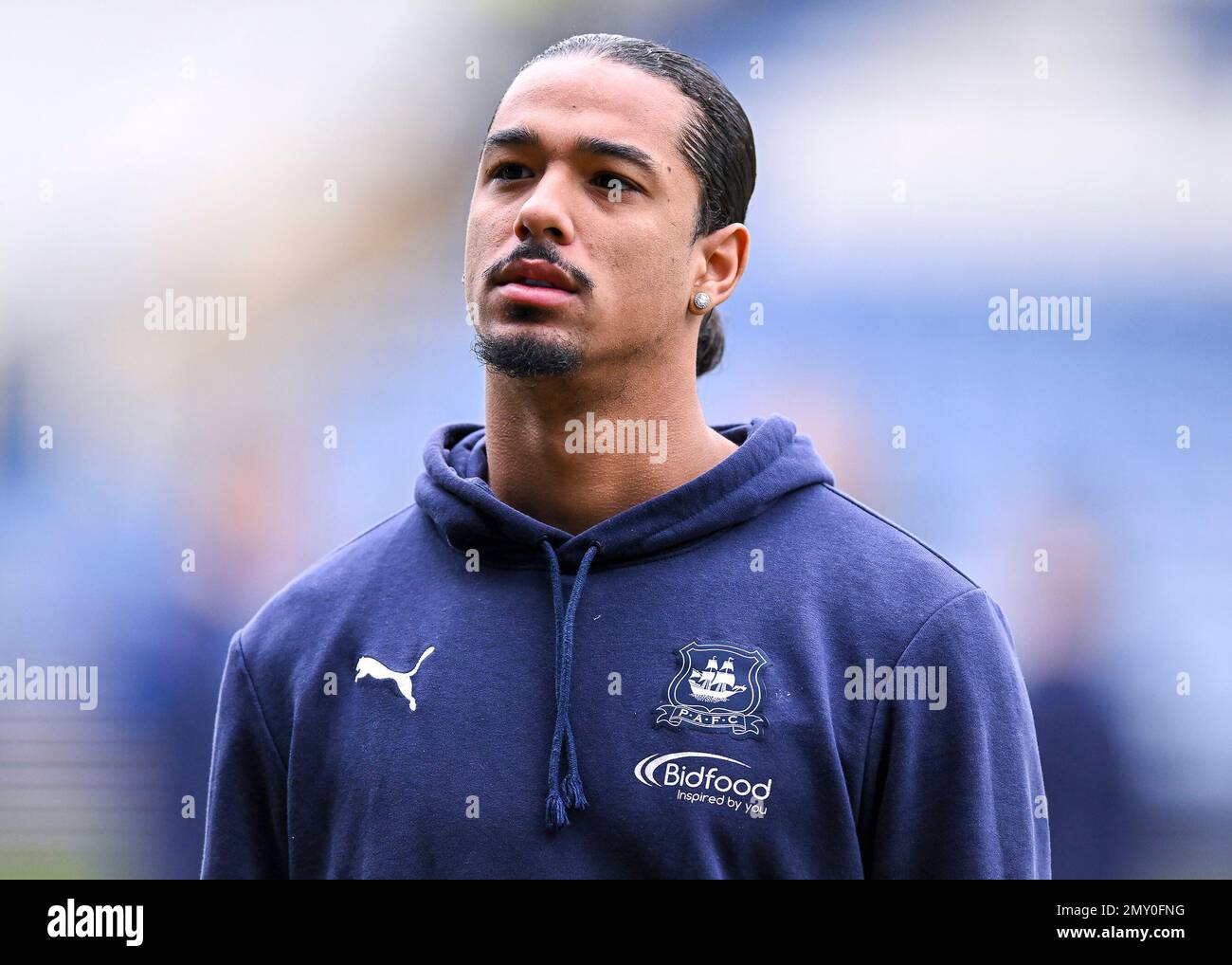 Plymouth Argyle Verteidiger Nigel Lonwijk (21) betritt das Spielfeld während 1 des Spiels Sheffield Wednesday vs Plymouth Argyle in Hillsborough, Sheffield, Großbritannien, 4. Februar 2023 (Foto: Stanley Kasala/News Images) Stockfoto