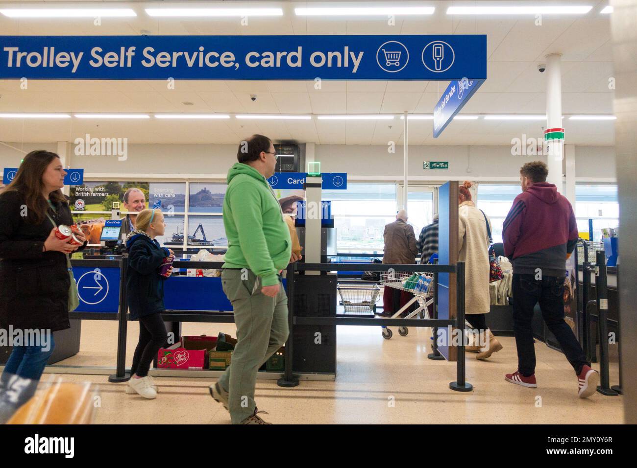 Ashford, Kent, Großbritannien. 4. Februar 2023. Ein geschäftiges Tesco-Geschäft in Ashford, Kent, da die Verbraucher immer noch von Preissteigerungen bei Lebensmitteln und Getränken betroffen sind. Bildnachweis: PAL News/Alamy Live News Stockfoto