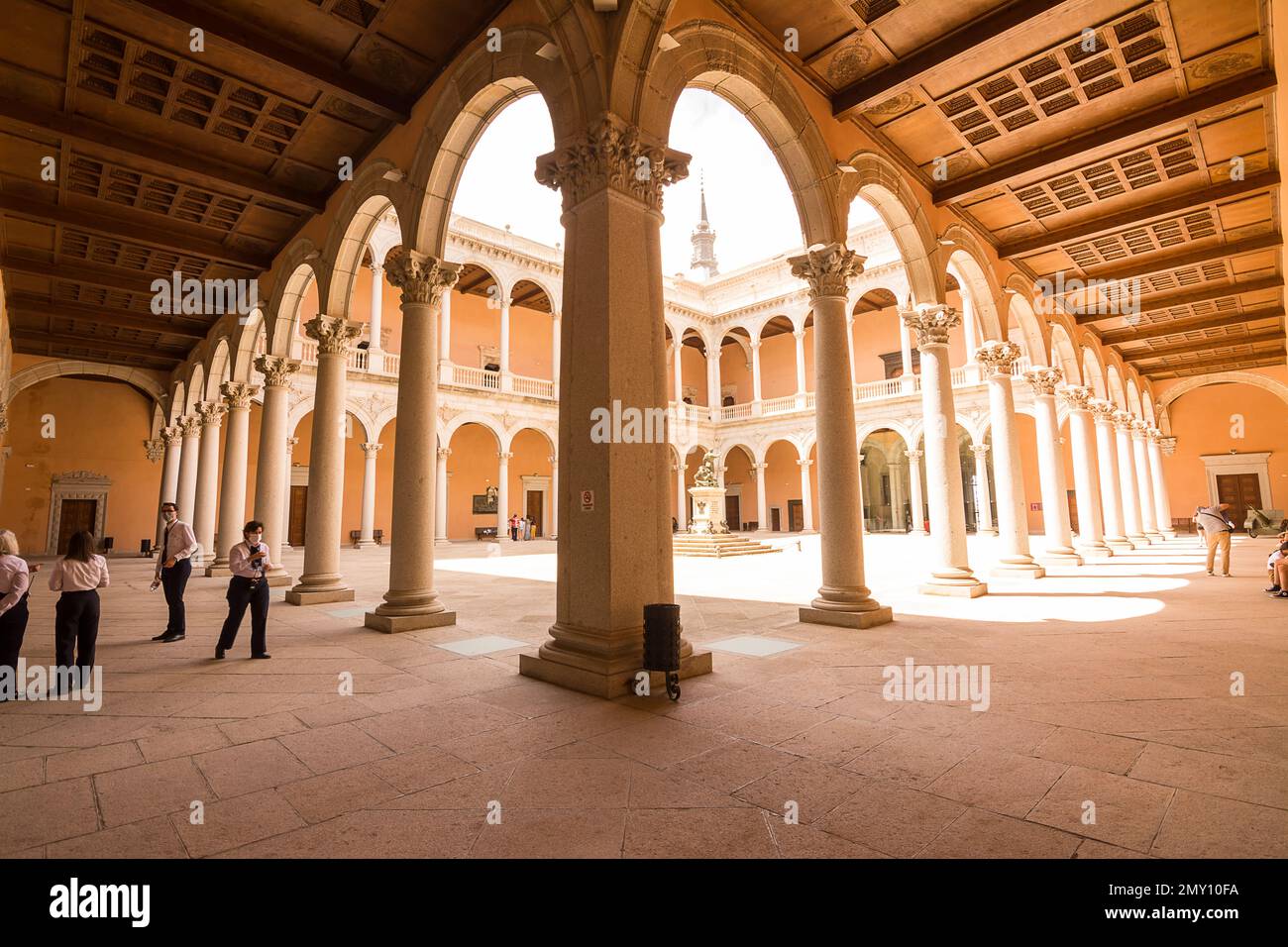 Toledo, Spanien - 21. Juni 2022: Innenhof und Arkade des Alcazar von Toledo, Spanien Stockfoto