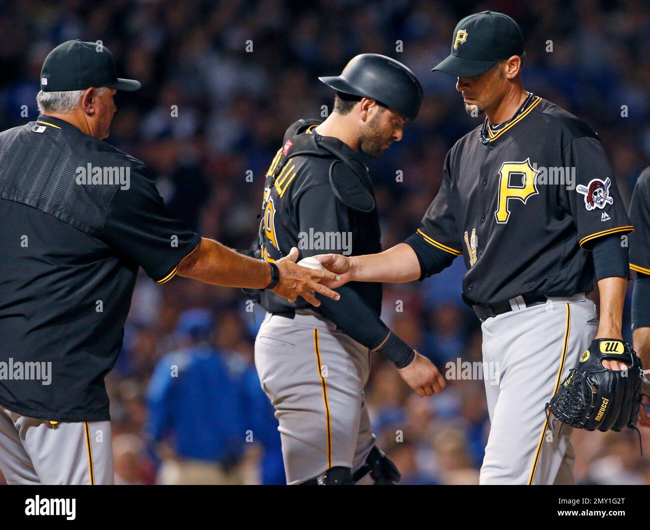 Pittsburgh Pirates manager Clint Hurdle, left, takes the ball from starter Ryan Vogelsong during the sixth inning of a baseball game against the Chicago Cubs on Wednesday, Aug. 31, 2016, in Chicago. (AP Photo/Nam Y. Huh) Stockfoto