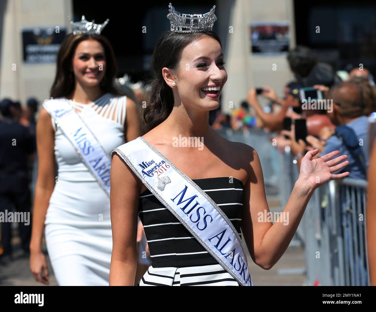 Miss Alaska, Kendall Bautista waves during Miss America Pageant arrival ceremonies Tuesday, Aug. 30, 2016, in Atlantic City. The contestants from all 50 states, the District of Columbia and Puerto Rico appeared at the traditional welcoming ceremony across from Boardwalk Hall. (AP Photo/Mel Evans) Stockfoto