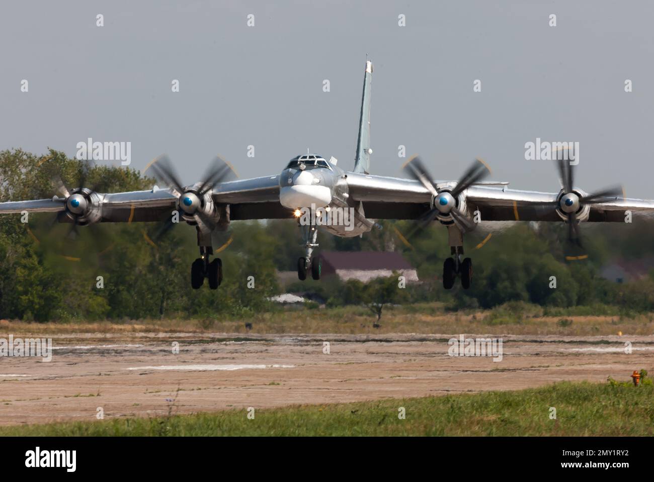 Tupolev TU-95 Bear, schwerer Bomberflugzeug der russischen Luftwaffe auf dem Luftwaffenstützpunkt Ryazan Engels Stockfoto