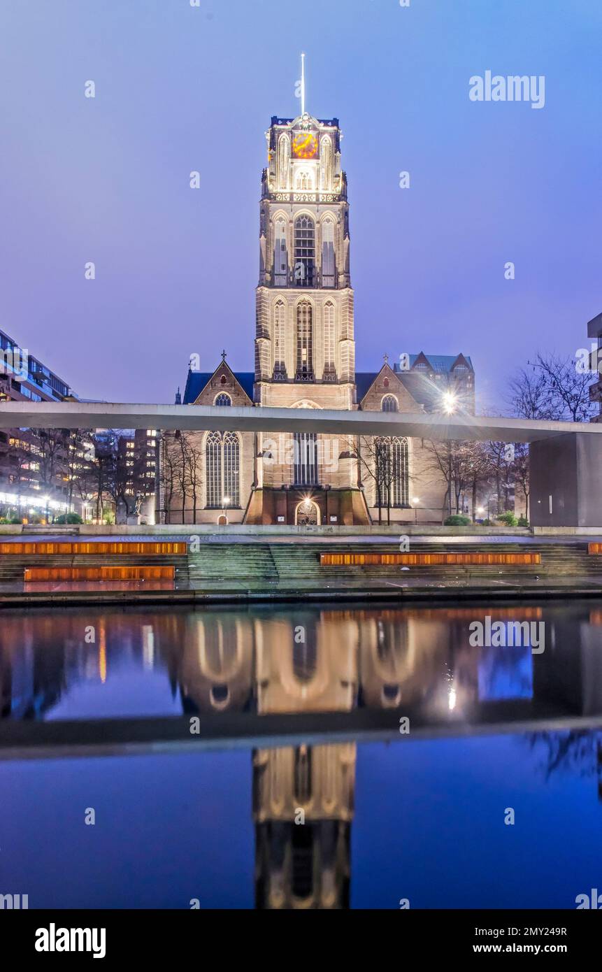 Rotterdam, Niederlande, 2. Januar 2023: Saint-Lawrence-Kirche oder Laurenskerk, die sich im Wasser des Delftsevaart-Kanals in der Blue Hour bef spiegelt Stockfoto