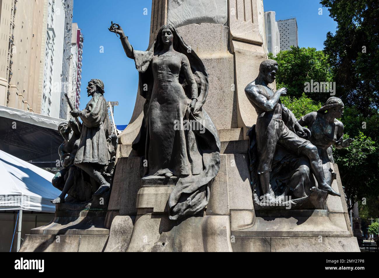 Naher Blick auf das Monument für Marshal Floriano Peixoto, das sich mitten auf dem Floriano-Platz in der Innenstadt von Rio de Janeiro unter sonnigem, klarem Himmel befindet Stockfoto