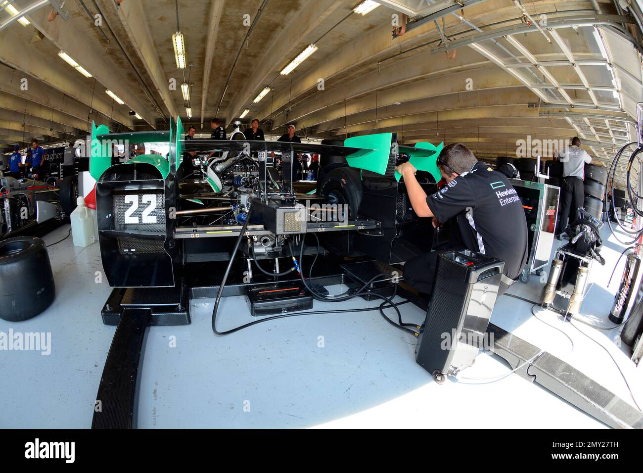 A crew member works on the car of Simon Pagenaud before an IndyCar auto race at Texas Motor Speedway, Saturday, Aug. 27, 2016, in Fort Worth, Texas. (AP Photo/Larry Papke) Stockfoto