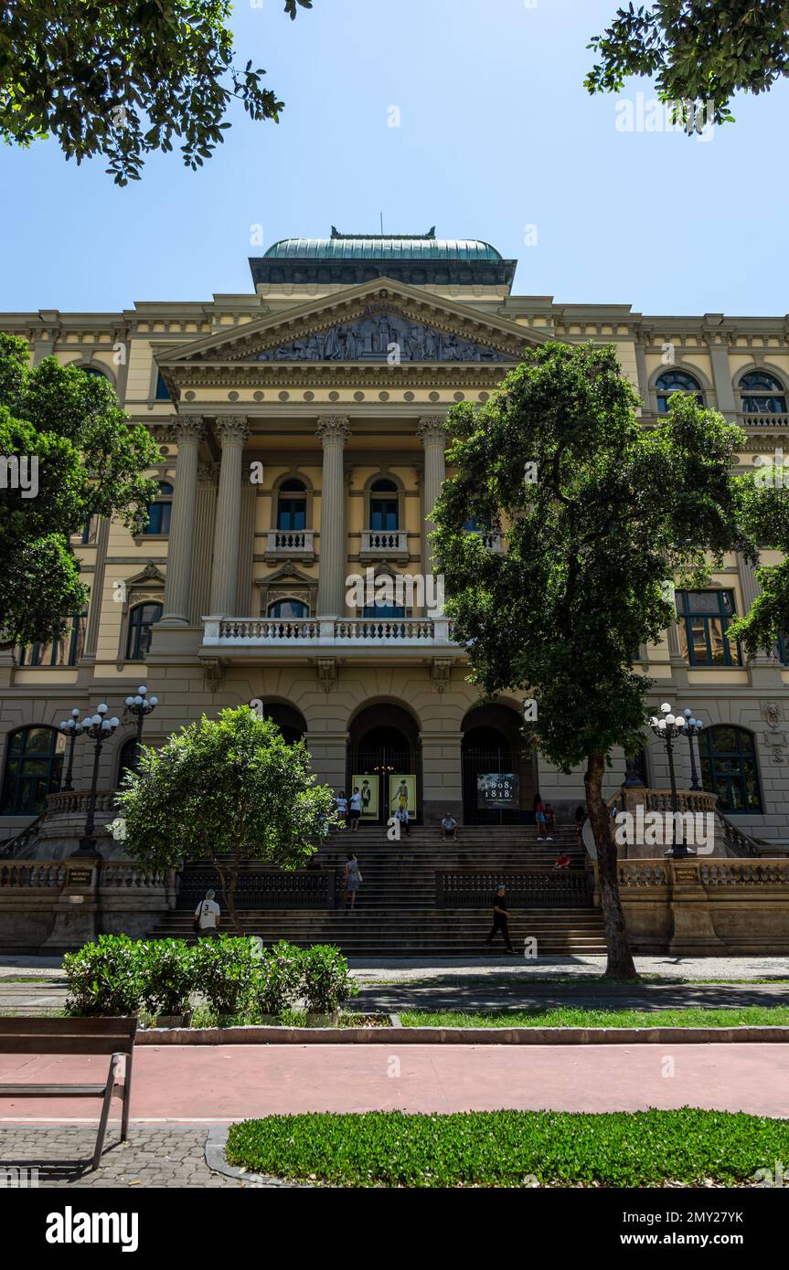 Fassade und Eingang der brasilianischen Nationalbibliothek, am Floriano Square und der Rio Branco Avenue im Centro-Viertel unter klarem blauen Himmel im Sommer. Stockfoto