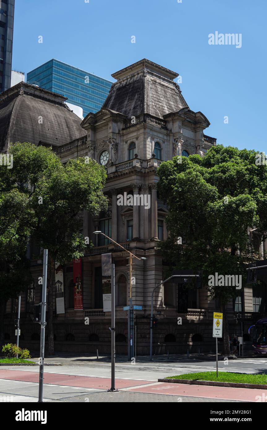 Teilweise Blick auf das Gebäude des Nationalmuseums der Schönen Künste an der Kreuzung der Rio Branco Avenue mit der Araujo Porto Alegre Straße im Centro-Viertel. Stockfoto