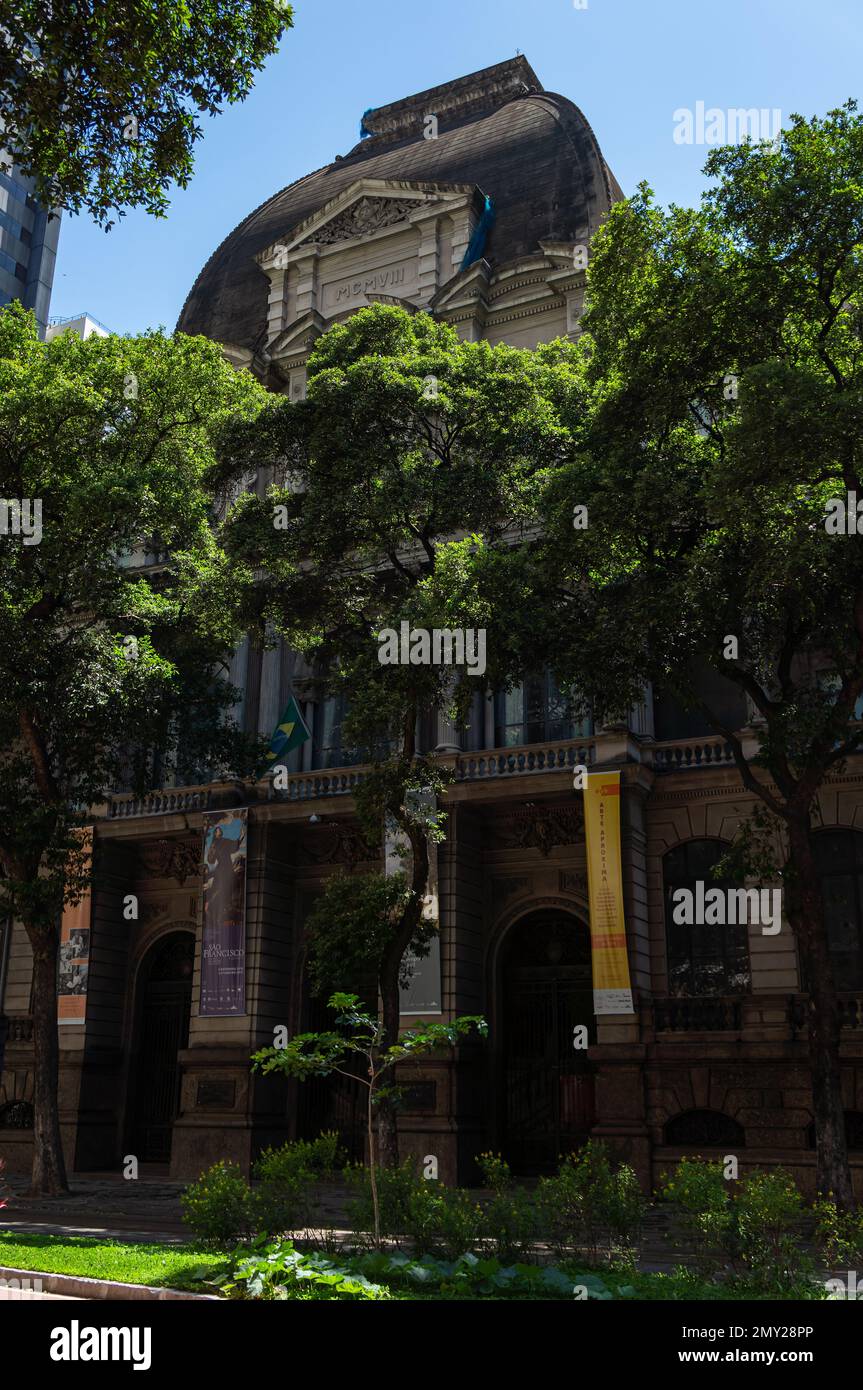 Haupteingang des Gebäudes des National Museum of Fine Arts in der Rio Branco Avenue im Centro-Viertel, umgeben von grüner Vegetation unter klarem Sommerhimmel. Stockfoto